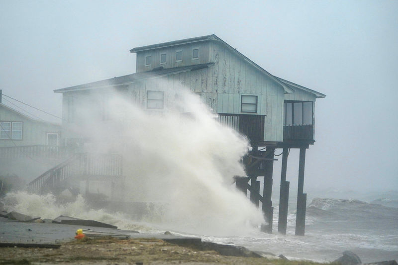 © Reuters. Ondas atingem casa com a chegada do furacão Michael à Flórida