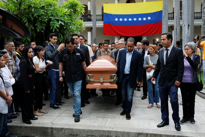 © Reuters. Pessoas carregam o caixão do opositor Fernando Albán durante cerimônia na Assembleia Nacional em Caracas, na Venezuela