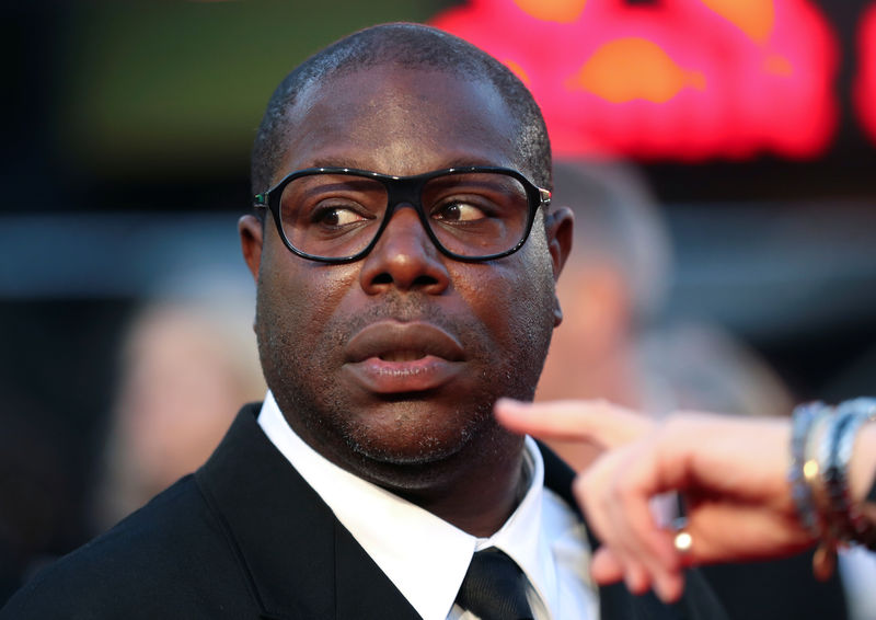 © Reuters. O diretor de cinema Steve McQueen chega à estreia europeia de "Widows" no Festival de Cinema de Londres, na Inglaterra