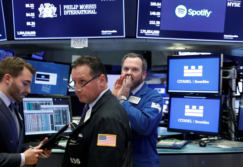 © Reuters. Traders work on the floor of the New York Stock Exchange (NYSE) in Manhattan in New York