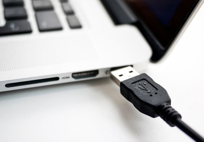 © Reuters. FILE PHOTO: Photo illustration shows USB device being plugged into a laptop computer in Berlin