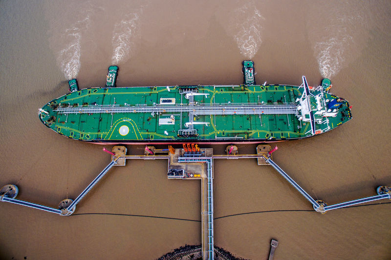 © Reuters. FILE PHOTO: Oil tanker unloads crude oil at a crude oil terminal in Zhoushan