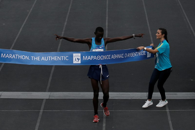 © Reuters. FILE PHOTO - Athletics - Athens Marathon
