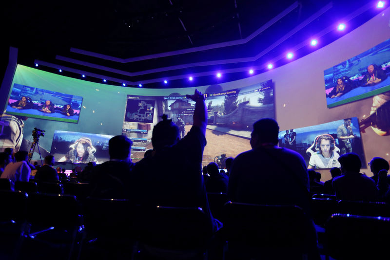 © Reuters. FILE PHOTO - Audience members watch an e-sports tournament during the Game XP 2018 at the Olympic Park in Rio de Janeiro