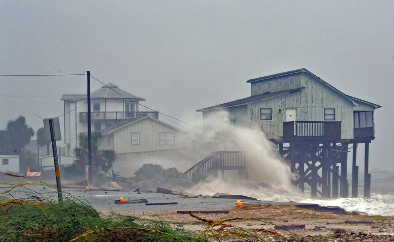 © Reuters. مركز: الإعصار مايكل يضعف ويتحول إلى عاصفة مدارية
