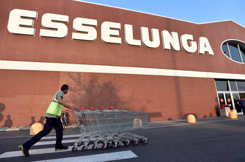 © Reuters. Un supermercato Esselunga a Pioltello, vicino a Milano