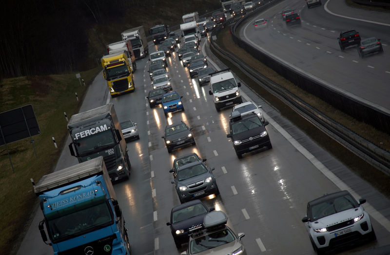 © Reuters. FILE PHOTO: FILE PHOTO: Cars and trucks are stuck in traffic jam near Irschenberg