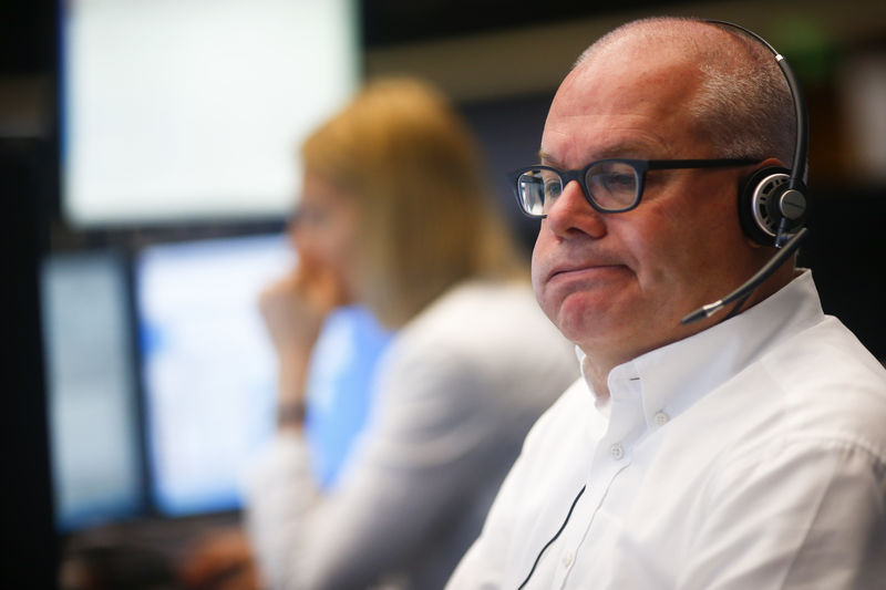 © Reuters. A trader reacts at his desk at the Frankfurt stock exchange