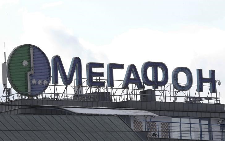 © Reuters. Рекламный щит с логотипом Мегафона на крыше здания в Москве