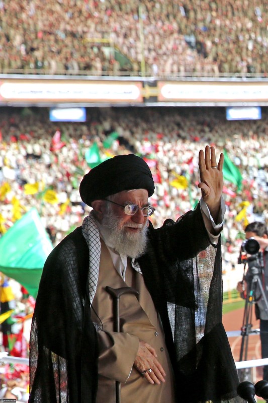 © Reuters. خامنئي يطلب من المسؤولين الإيرانيين حل الأزمة الاقتصادية