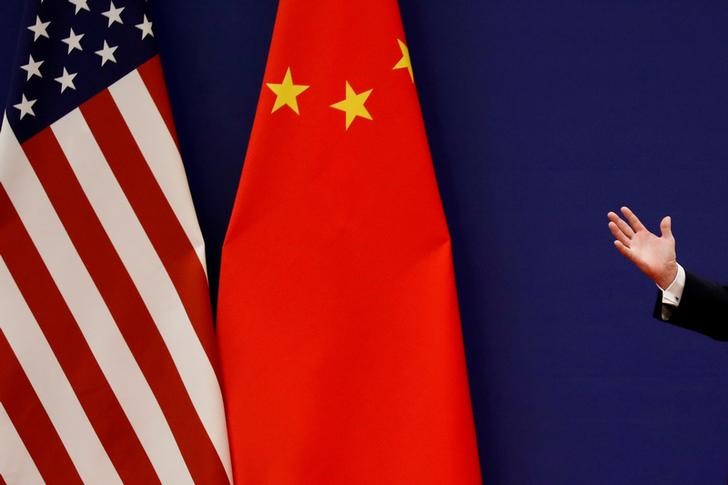 © Reuters. FILE PHOTO: U.S. President Donald Trump delivers his speech next to U.S. and Chinese flags in Beijing