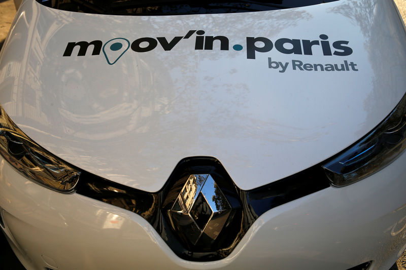 © Reuters. Un veicolo elettrico di Renault a Parigi