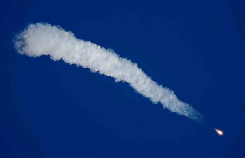 © Reuters. وكالات: تعطل صاروخ يقل طاقم فضاء سويوز في الجو، والطاقم سالم