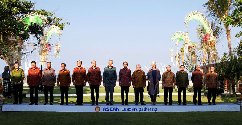 © Reuters. Southeast Asian leaders pose for family photo during ASEAN Leaders Gathering sideline of International Monetary Fund and World Bank Annual Meeting 2018 in Nusa Dua