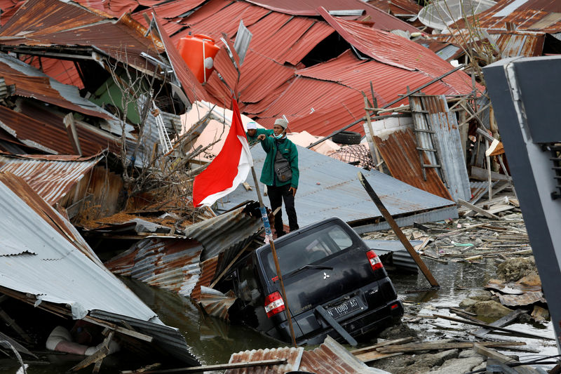 © Reuters. Homem em meio a destroços de terremoto em Palu, na Indonésia