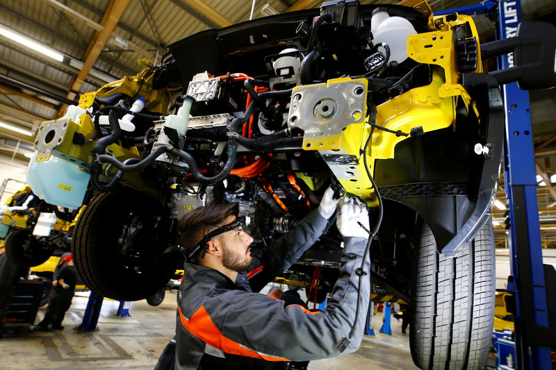 © Reuters. A worker of Ford Germany fixes the engine of a Streetscooter WORK XL electric van based on a Ford Transit at Ford's new manufacturing line in Cologne