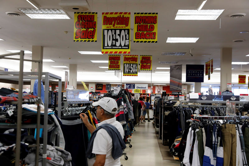 © Reuters. FILE PHOTO: Store closing signs advertising discounts at a Sears in New Hyde Park, New York