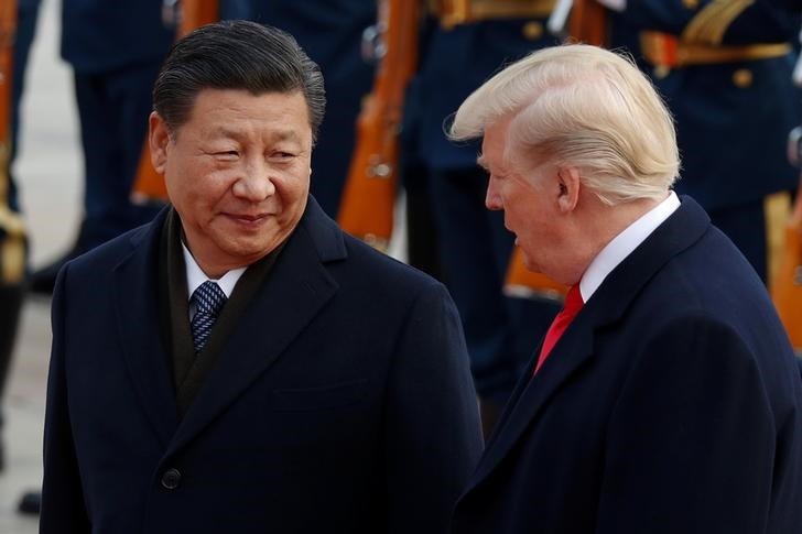 © Reuters. U.S. President Donald Trump takes part in a welcoming ceremony with China's President Xi Jinping at the Great Hall of the People in Beijing