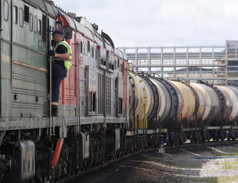 © Reuters. Поезд с перевозящими нефтепродукты вагонами-цистернами принадлежащего Татнефти нефтеперерабатывающего комплекса Танеко