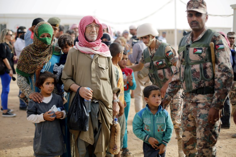 © Reuters. تفاقم معاناة آلاف النازحين السوريين في مخيم الركبان بسبب منع وصول الغذاء