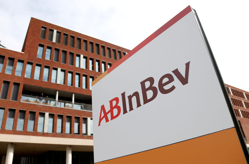 © Reuters. FILE PHOTO: View of the Anheuser-Busch InBev logo outside the brewer's headquarters in Leuven