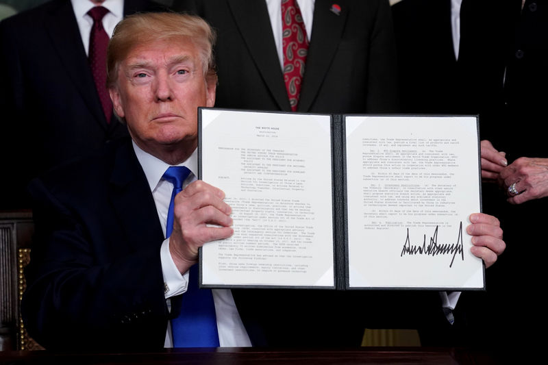 © Reuters. FILE PHOTO: FILE PHOTO: Trump announces intellectual property tariffs on goods from China, at the White House in Washington