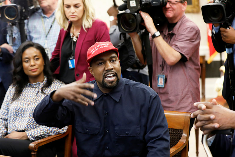 © Reuters. Rapper Kanye West speaks during a meeting with U.S. President Trump at the White House in Washington