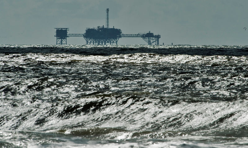 © Reuters. FILE PHOTO: An oil and gas drilling platform stands offshore in the Gulf of Mexico in Dauphin Island Alabama