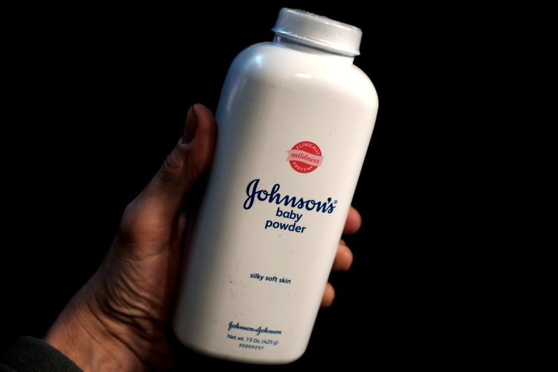 © Reuters. FILE PHOTO: A bottle of Johnson's baby powder is seen in a photo illustration taken in New York