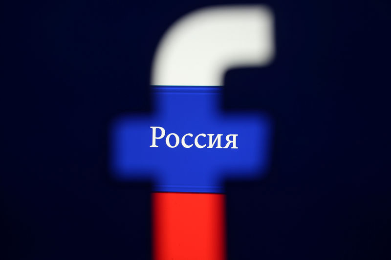© Reuters. Logotipo do Facebook impresso em 3D  é visto em frente a uma bandeira russa
