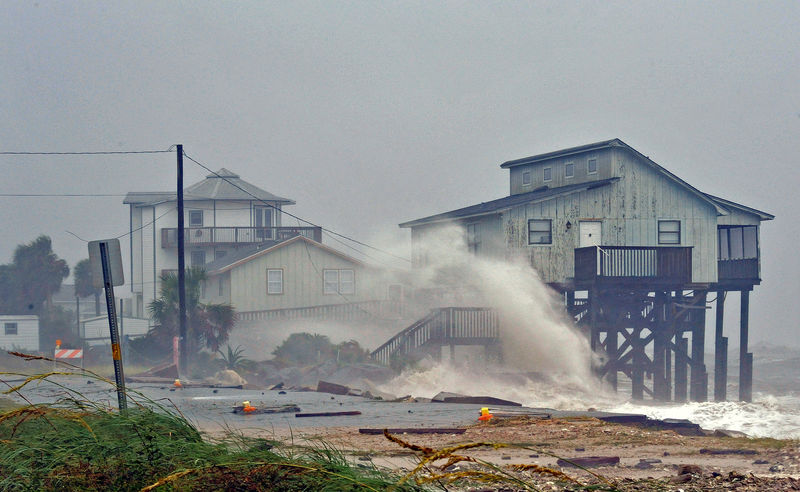 © Reuters. Ondas atingem casas no litoral da Flórida durante passagem do furacão Michael