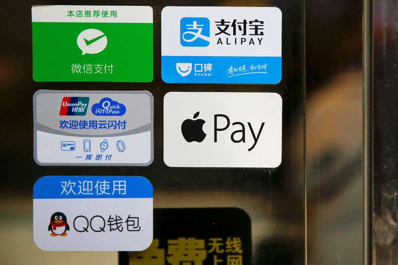 © Reuters. Logo do Alipay, WeChat Pay, Apple Pay e outros aplicativos de pagamento em restaurante de Pequim, China