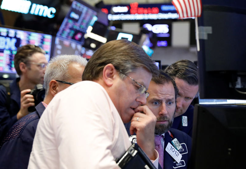 © Reuters. Traders work on the floor of the NYSE in New York