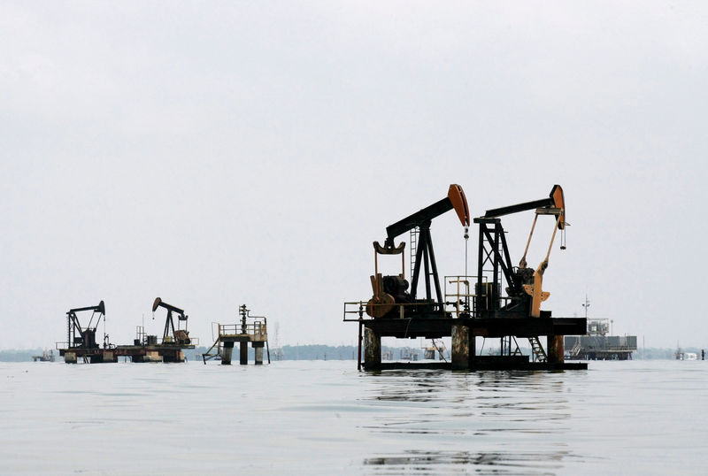 © Reuters. FILE PHOTO: Oil pumps are seen in Lake Maracaibo, in Lagunillas, Ciudad Ojeda, in the state of Zulia, Venezuela