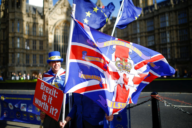 © Reuters. Manifestantes contra o Brexit agitam bandeiras perto do Parlamento, em Londres