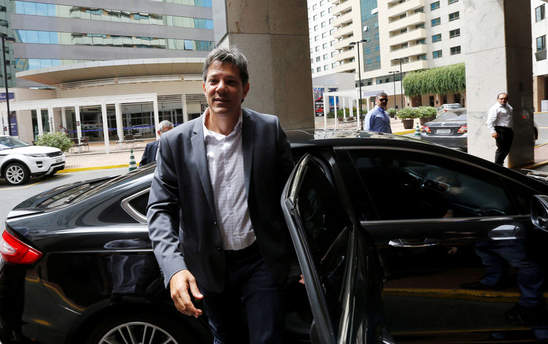 © Reuters. Candidato do PT à Presidência, Fernando Haddad, chega para entrevista coletiva em Brasília