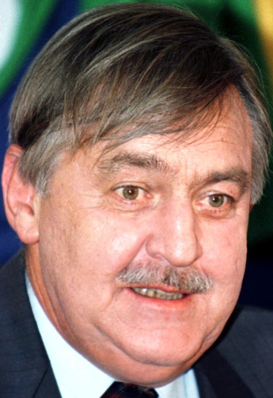 © Reuters. DÉCÈS DE PIK BOTHA, ANCIENNE FIGURE CONTRARIÉE DE L'APARTHEID