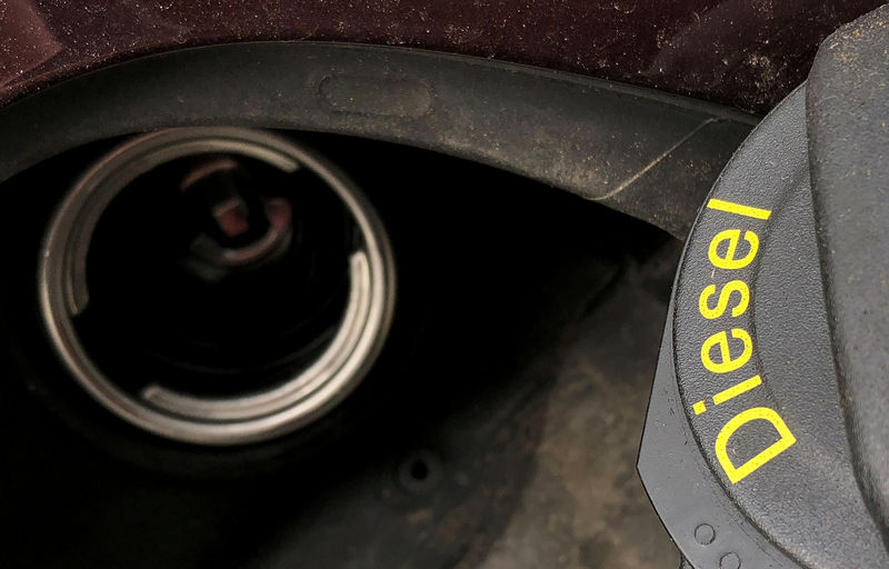 © Reuters. FILE PHOTO: A fuel tank cap of a diesel car is pictured in Berlin