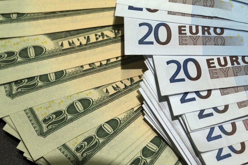 © Reuters. Банкноты доллара и евро в пункте обменя валют в Париже