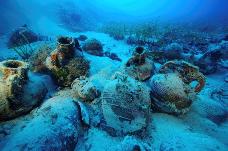 © Reuters. حطام سفن غارقة في اليونان يروي قصة التجارة في العصور القديمة