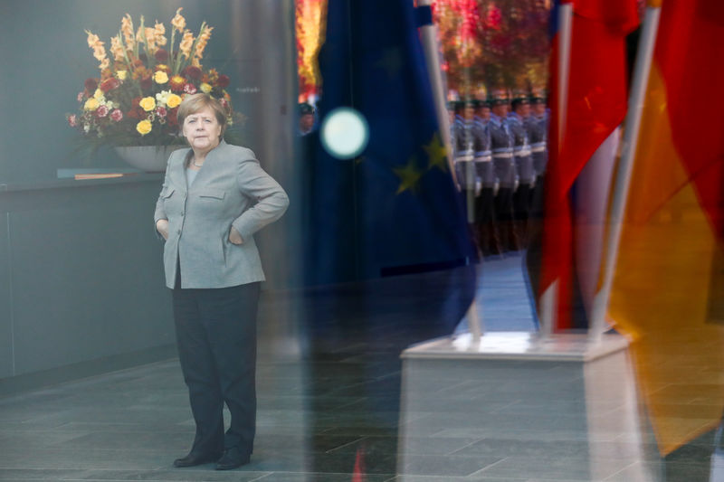 © Reuters. German Chancellor Angela Merkel waits for her Slovenian counterpart, Prime Minister Marjan Sarec in Berlin