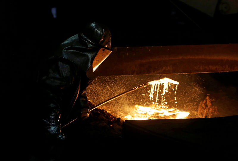© Reuters. FILE PHOTO: A worker processes liquid iron at an ArcelorMittal steelworks in Ostrava