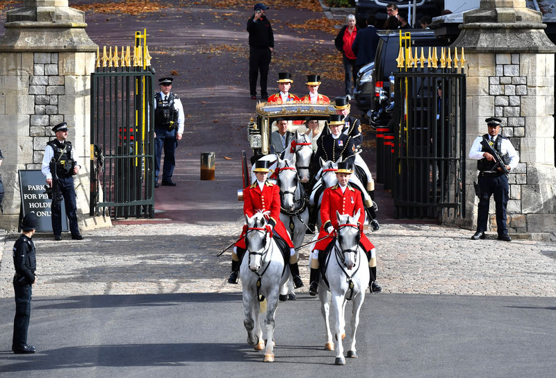 © Reuters. الأميرة يوجيني حفيدة ملكة بريطانيا تدخل القفص الذهبي