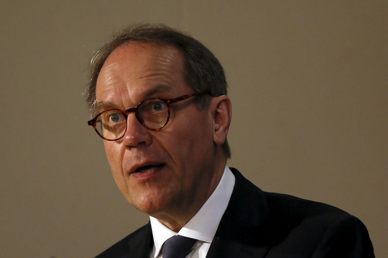 © Reuters. FILE PHOTO: Ollila, chairman of the Board of Royal Dutch Shell, speaks during a news conference at the London Stock Exchange