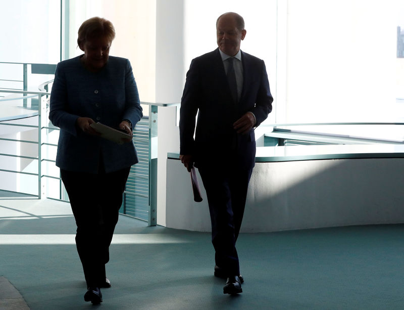 © Reuters. German Chancellor Angela Merkel and Finance Minister Olaf Scholz walk to a cabinet meeting at the Chancellery in Berlin