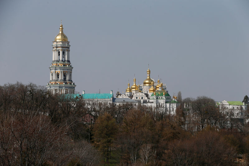 © Reuters. FILE PHOTO: General view shows bell tower and domes of Kiev Pechersk Lavra monastery in Kiev