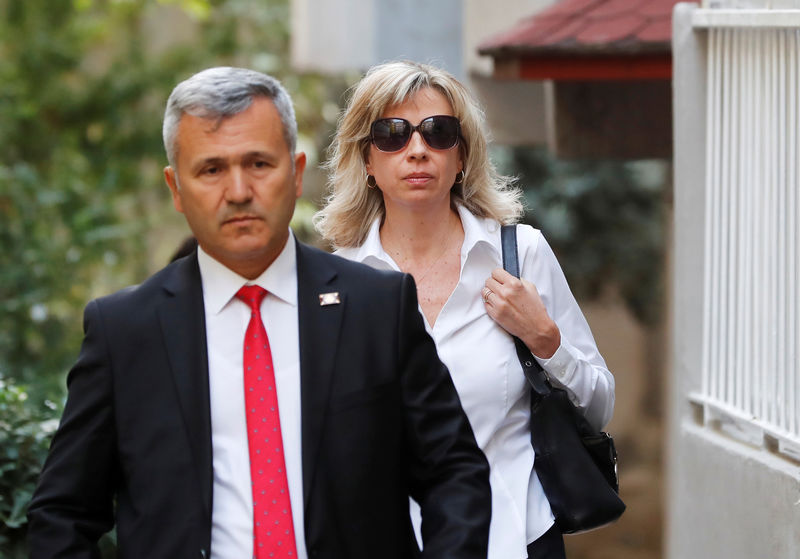 © Reuters. Norine Brunson, moglie del pastore statunitense Andrew Brunson, questa mattina diretta in tribunale a Izmir, in Turchia