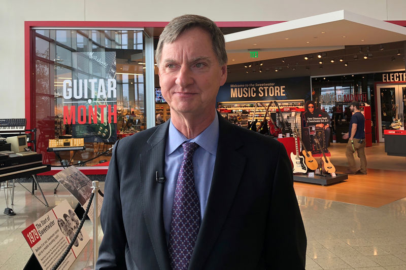 © Reuters. Chicago Federal Reserve Bank President Evans visits the online music retailer Sweetwater in Fort Wayne