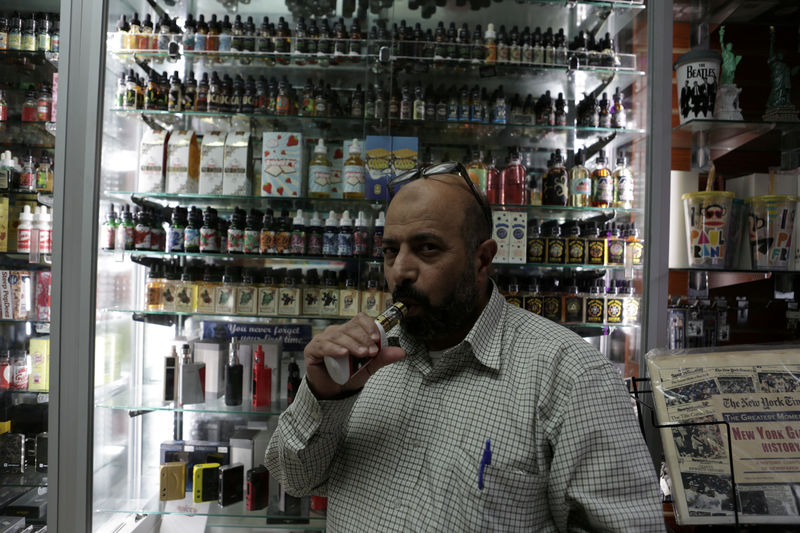 © Reuters. FILE PHOTO: Manager of Brooklyn Vape store Mohammed Isa smokes an e-cigarette in Brooklyn,
