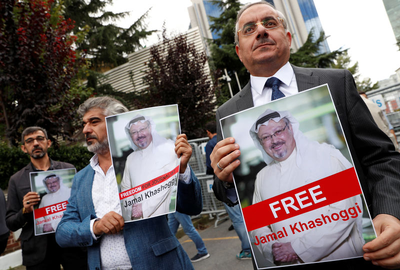 © Reuters. Imagen de archivo. Activistas de derechos humanos y amigos del periodista saudí Jamal Khashoggi sostienen su fotografía durante una protesta frente al Consulado Saudí en Estambul